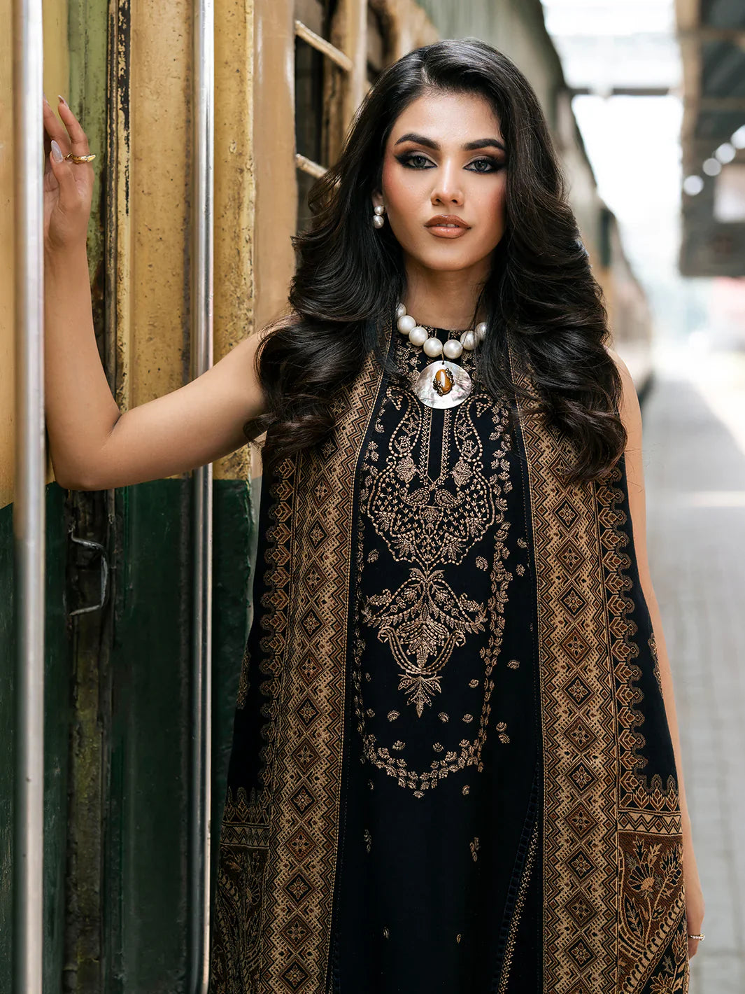 3 PC EMBROIDERED DHANAK SUIT - BG822