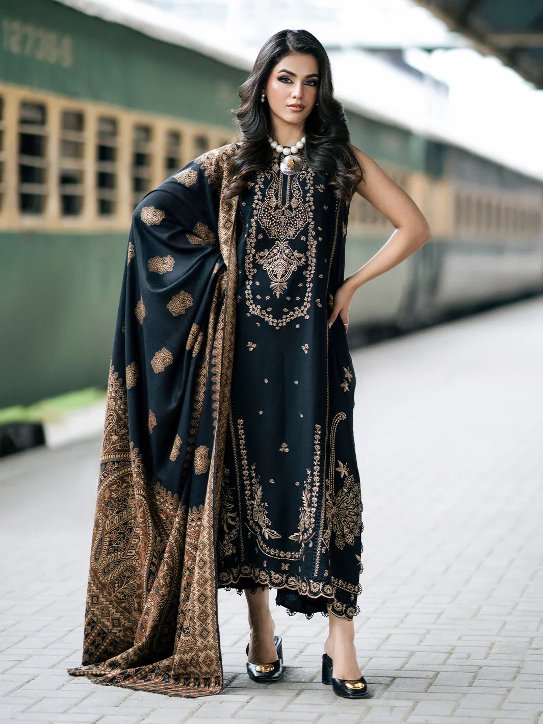 3 PC EMBROIDERED DHANAK SUIT - BG822